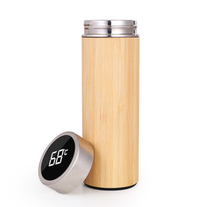 Copo isolado com padrão de bambu e tampa de exibição de temperatura